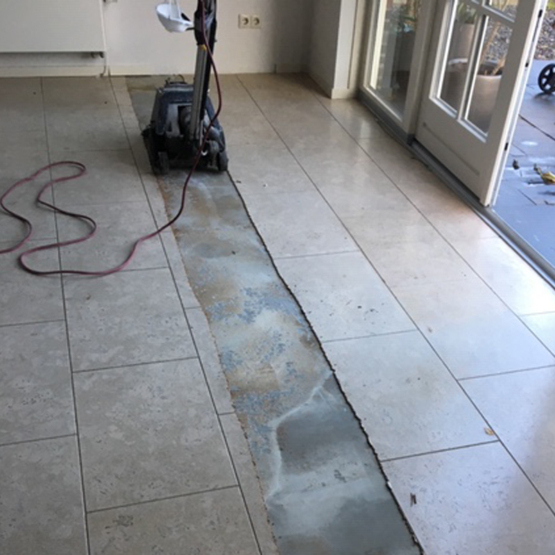 Foto van het verwijderen van een vloer door Vorega